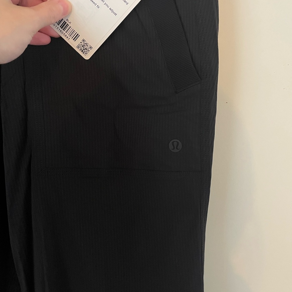 Lululemon Women's Dance Studio Relaxed-Fit Mid-Rise Cargo Pants - Picture 7 of 7